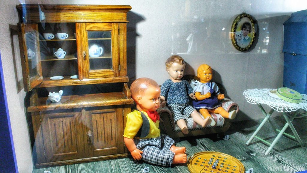 Jakie eksponaty czekają w muzeum zabawek? Ile czasu zajmuje zwiedzanie muzeum z zabawkami? Jak wygląda Muzeum Zabawek i Zabawy w Kielcach? Zabawki które przywołują wspomnienia i wywołują lęk!