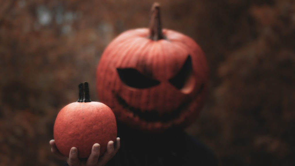 Dlaczego Halloween w Polsce wzbudza kontrowersje? Skąd wzięło się to wydarzenie? Co zainteresowało młodsze pokolenie!