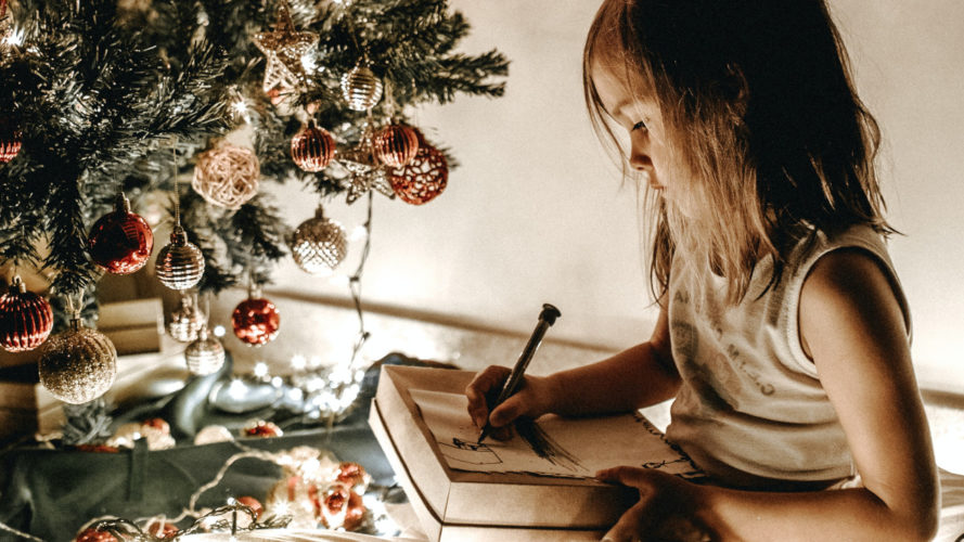 Dlaczego warto pisać z dzieckiem list do św. Mikołaja? Na co zwrócić dziecku uwagę podczas pisania listu? Magia świąt oczami dziecka!