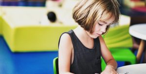 W jaki sposób pomóc dziecku odnaleźć się w grupie? Na czym polega odrzucenie przez grupę rówieśniczą w szkole? Jak czuje się dziecko odrzucone przez rówieśników i wykluczone z grupy? Co wpływa na akceptację w klasie!