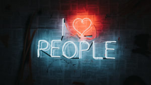 Lubisz obserwować świat i analizować zachowania osób dookoła? Dołącz do dyskusji o relacjach międzyludzkich!