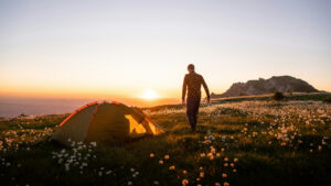 Gdzie można rozłożyć namiot? Jak zaplanować wyjazd w przyczepie lub w namiocie? Poznaj polecane miejsca campingowe!