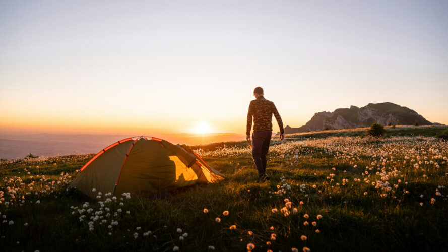 Gdzie można rozłożyć namiot? Jak zaplanować wyjazd w przyczepie lub w namiocie? Poznaj polecane miejsca campingowe!